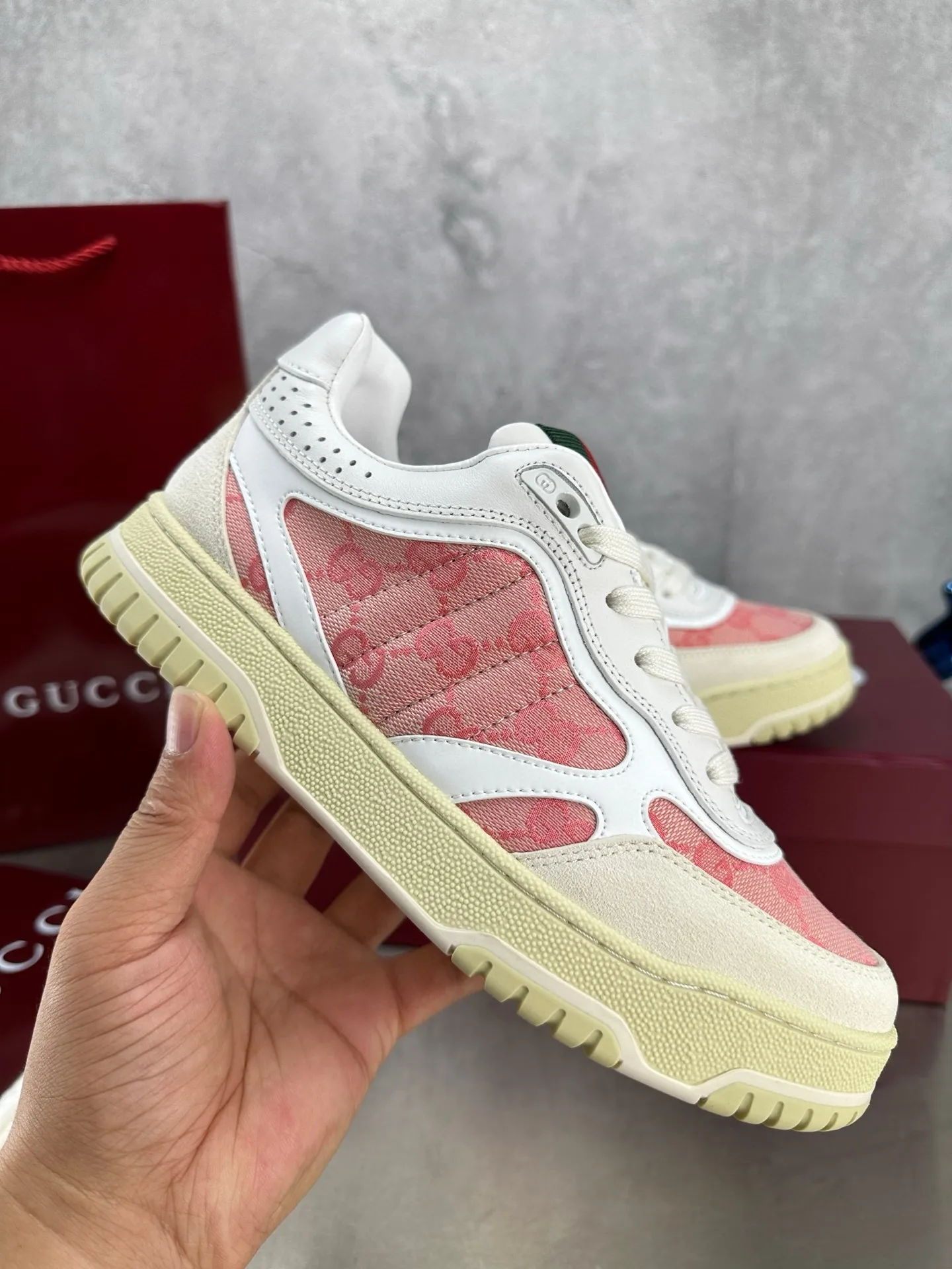 Factory price: 640💰The top version of Gucci Gucci's latest hot-selling couple's sneaker series is shipped. The original version is purchased, developed and manufactured. This high-low top sneaker adopts a basketball-style silhouette design, cleverly incorporating hollow panels and distressed effects, showing its unique ingenuity. The ingenuity incorporates brand logo details such as interlocking Double G styling accessories and Gucci lettering, a low-key tribute to the brand's design heritage. Exquisite packaging at the delivery counter 🛍📦 ▪️ Fabric: Original customized imported first-layer cowhide ▪️ Inner lining: Imported first-layer cowhide ▪️ Sole: Original molded TPU sole ▪️ Sole thickness: 3cm ▪️ Size: Women's 35-41 Men's 38-45 (Female 41, Men 38 45 customized) ▪️ p
